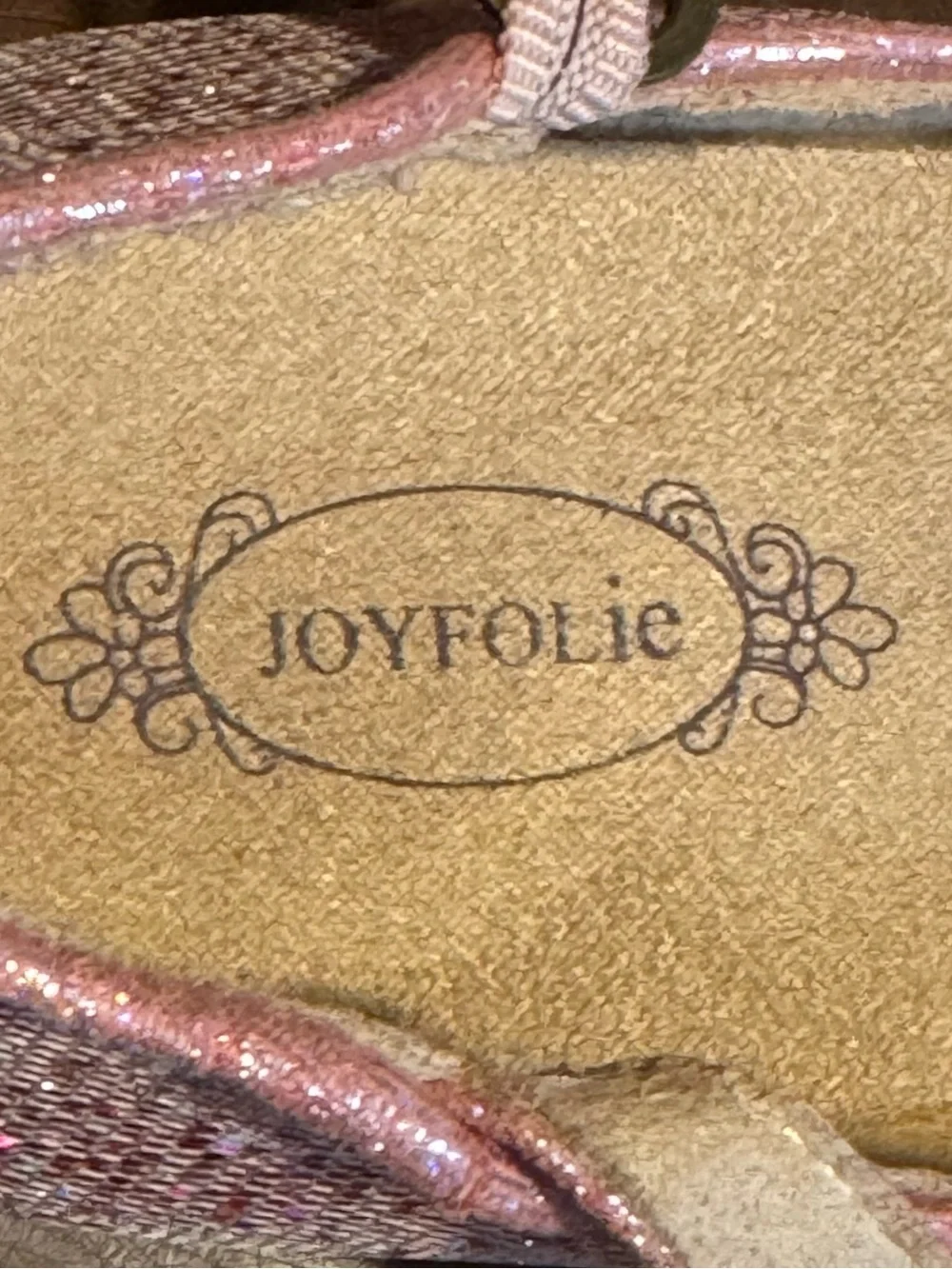 Joyfolie elevate her